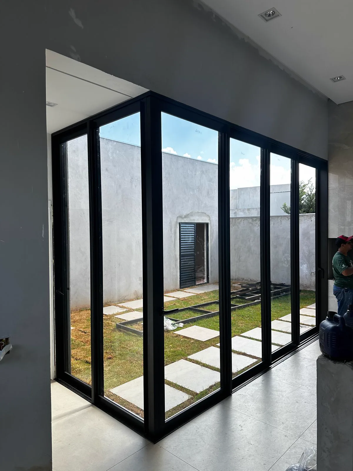 Esquadria de alumínio sob medida em ambiente residencial